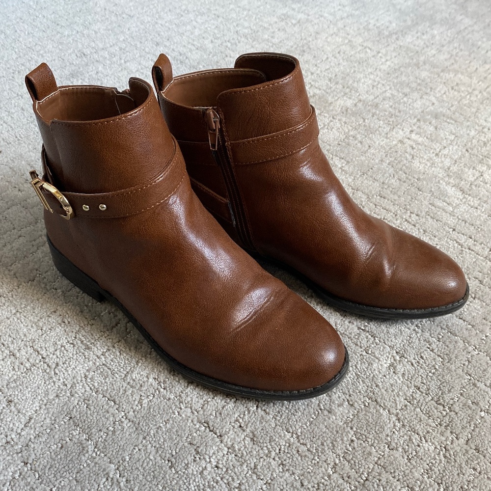 Brown ankle boots with gold buckle details - 9.5
